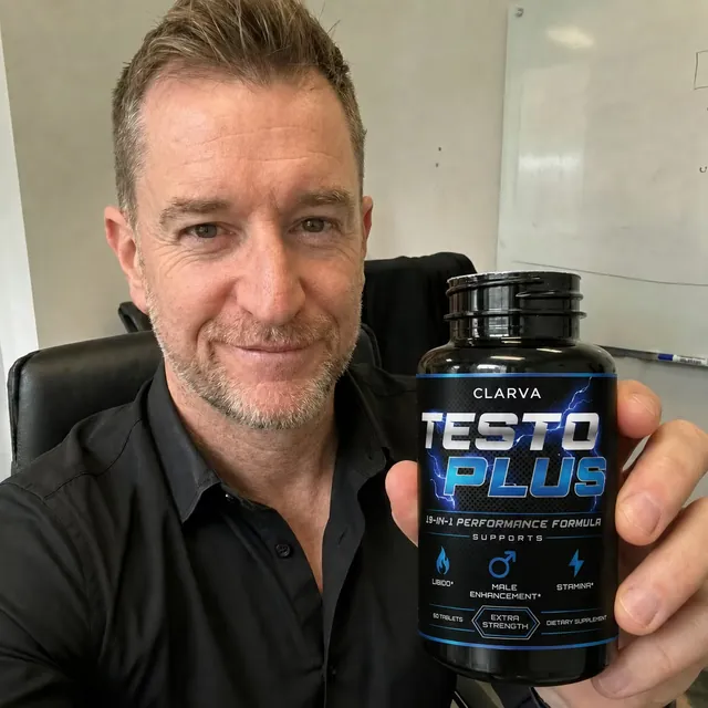 A person holding a CLARVA TESTO PLUS bottle